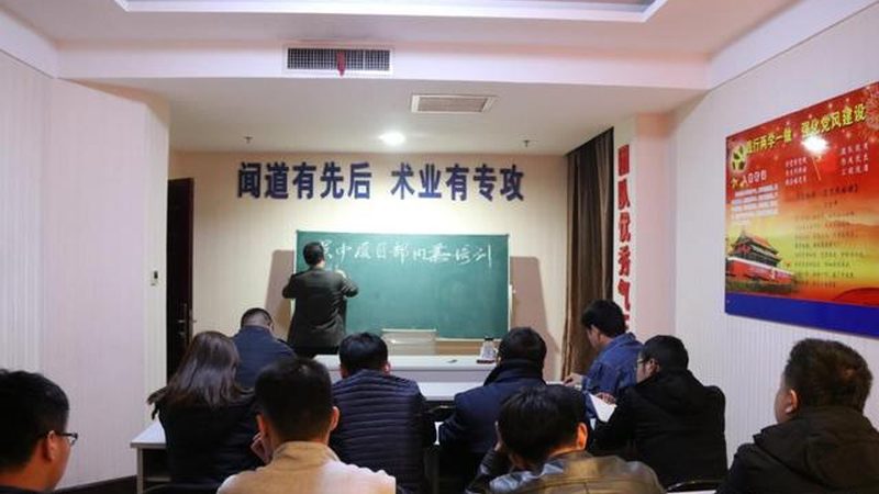 小标题：行业背景：技能培训市场现状与趋势
