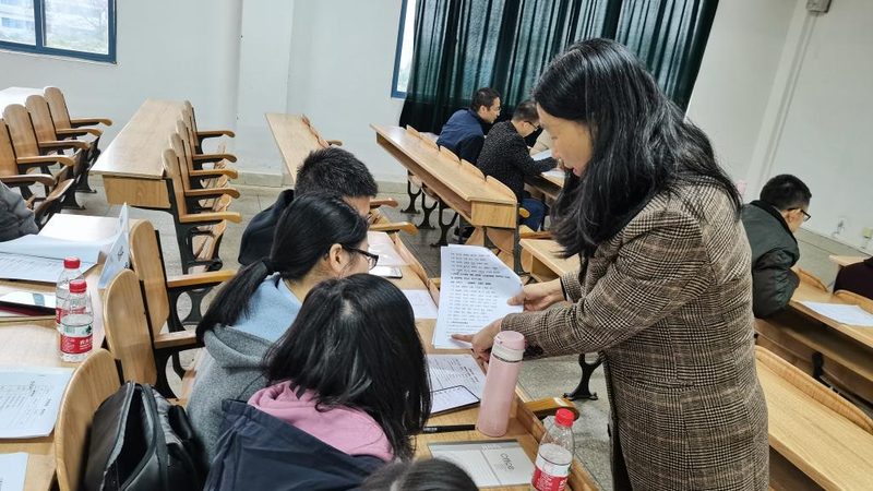 短期职业培训与长期教育：效果差异解析